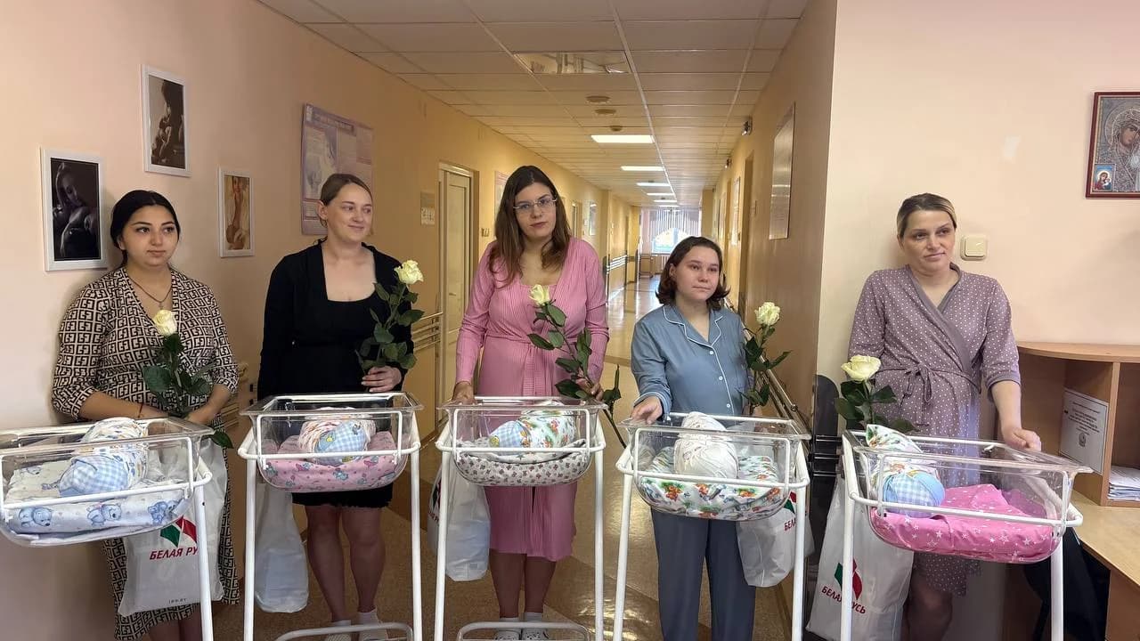 Представители Витебской областной организации РОО «Белая Русь» и её председатель Дмитрий Демидов поздравили женщин, которые стали мамами в День матери. 